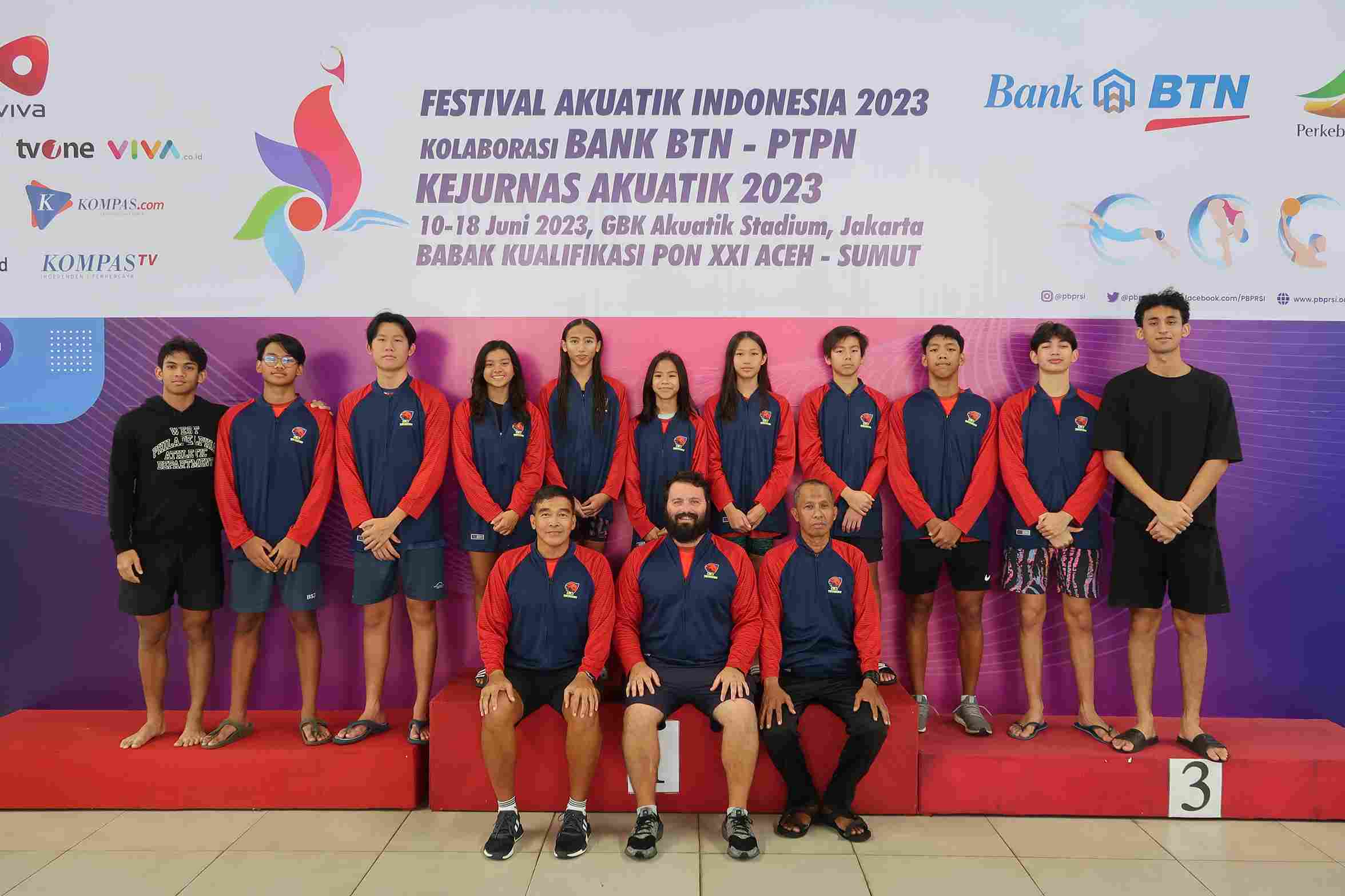 Coaches with all BSJ Swimmers (Jakarta and Riau selected).JPG